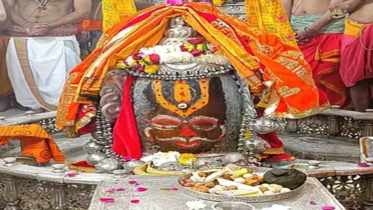 भस्म आरती में वैष्णव तिलक और मुंडमाला धारण किए बाबा महाकाल के दिव्य दर्शन, भक्त की आंखों में भक्ति और श्रद्धा