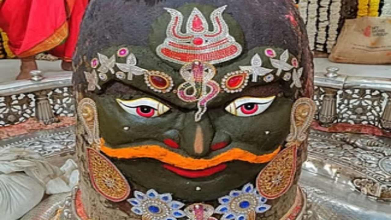 बाबा महाकाल का त्रिशूल और सर्प श्रृंगार: भस्म आरती में भक्तों ने लिए दिव्य दर्शन