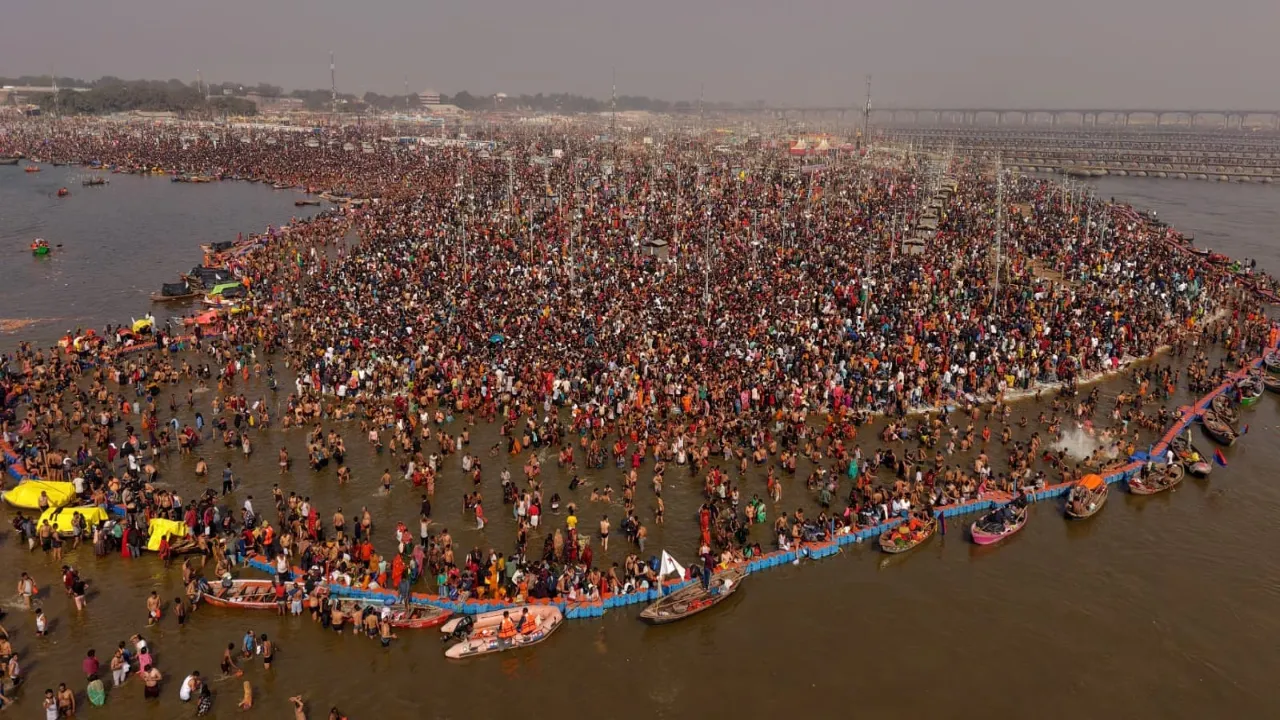 मौनी अमावस्या से पहले महाकुंभ में उमड़ा श्रद्धालुओं का सैलाब, दिखा ये नजारा