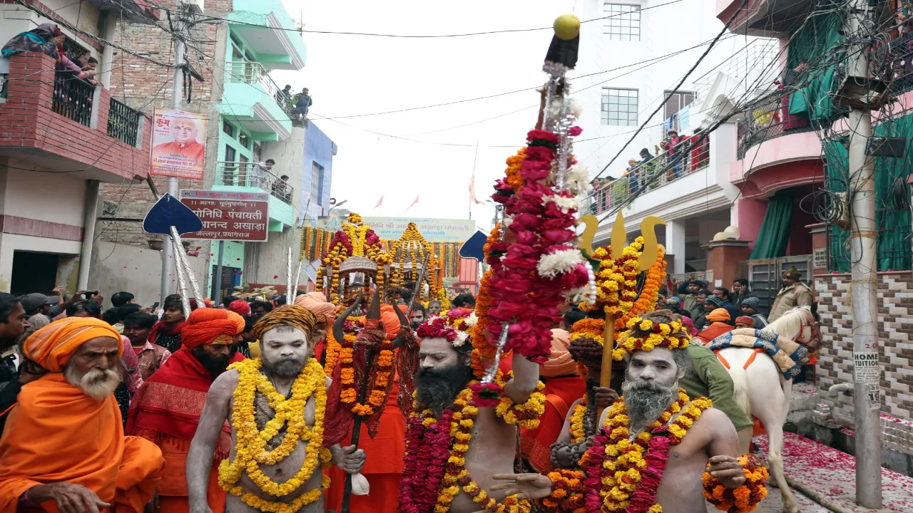 नागा संन्यासियों के श्री तपोनिधि आनंद अखाड़े ने किया छावनी प्रवेश, भगवान सूर्य की धर्म ध्वजा लेकर निकाली यात्रा