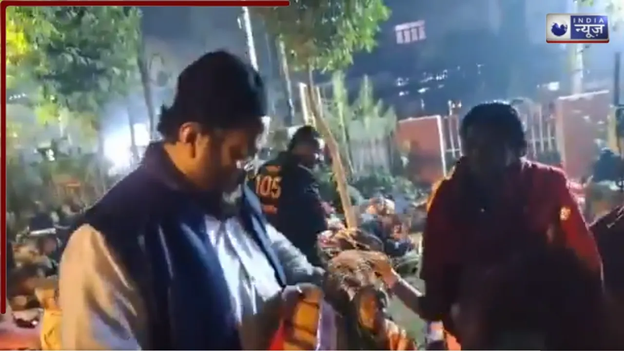 Mahakumbh में आए श्रद्धालुओं की सेवा में लगे मस्जिद के इमाम, Video ने दिखाया प्रयागराज का खूबसूरत चेहरा, हो रही तारीफें