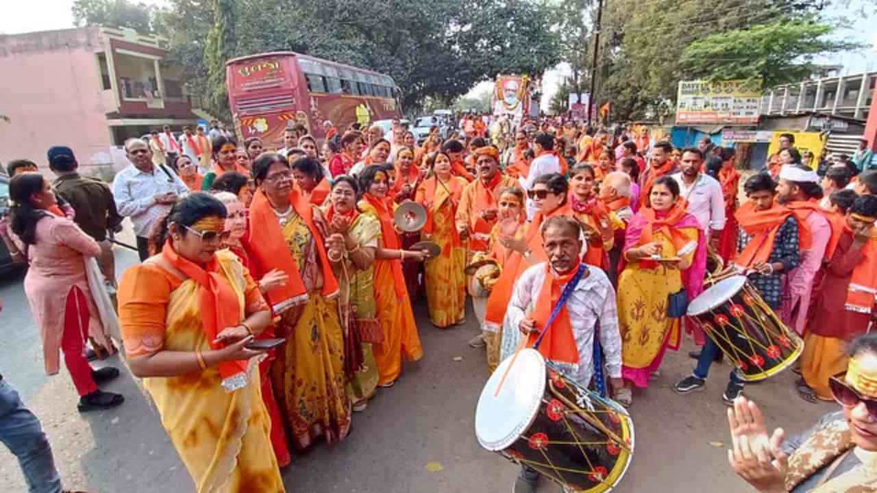 शिव की नगरी में भक्ति का अनूठा संगम, विशाल जनसमूह ने अपनी श्रद्धा और भक्ति का किया प्रदर्शन