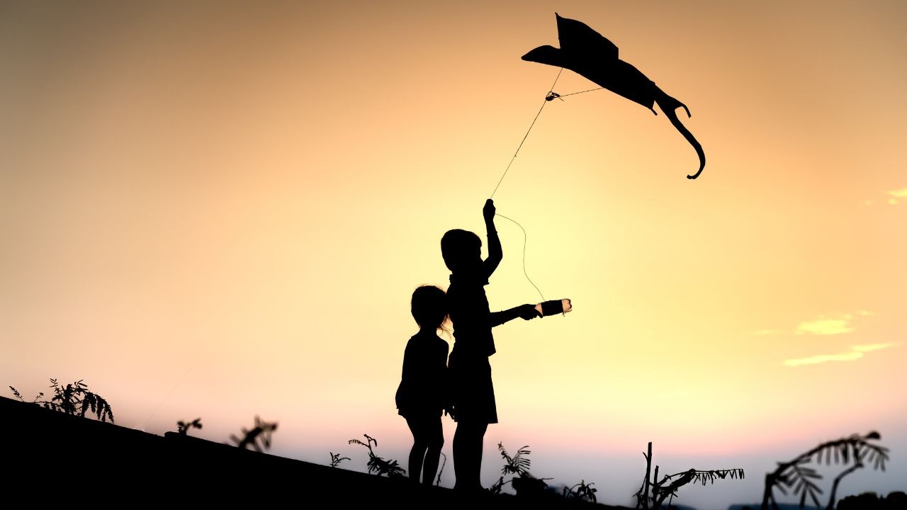 Makar Sankranti 2025: मकर संक्रांति पर क्यों उड़ाते हैं पतंग, जान लें पिछे का रहस्य