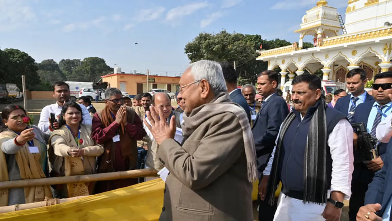 Nitish Kumar: नीतीश कुमार ने प्रगति यात्रा के दौरान अधिकारियों को दी सख्त दिशा-निर्देश, विकास योजनाओं का किया उद्घाटन