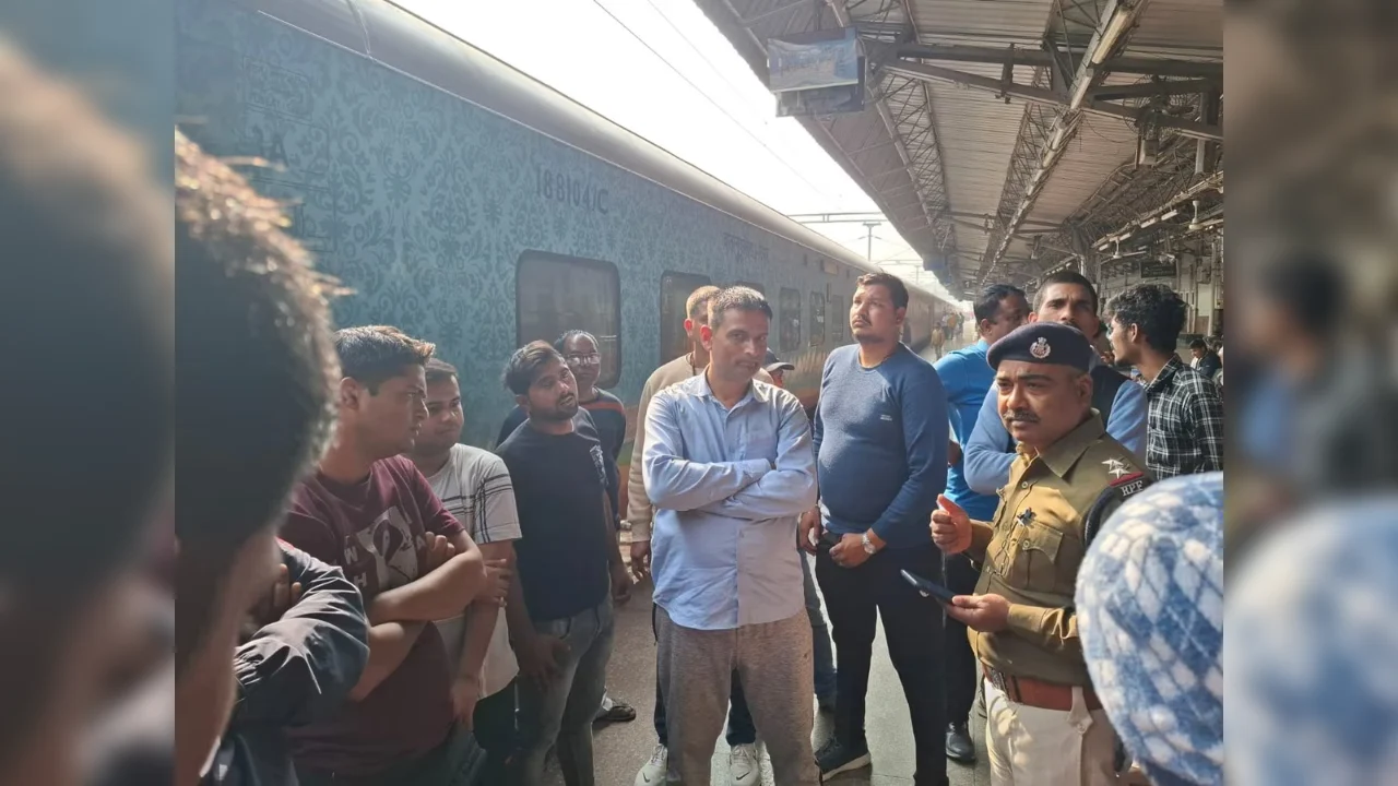 Patna Station: पटना जंक्शन पर गुवाहाटी जाने वाली एक्सप्रेस का इंजन फेल, यात्रियों को हुई परेशानी