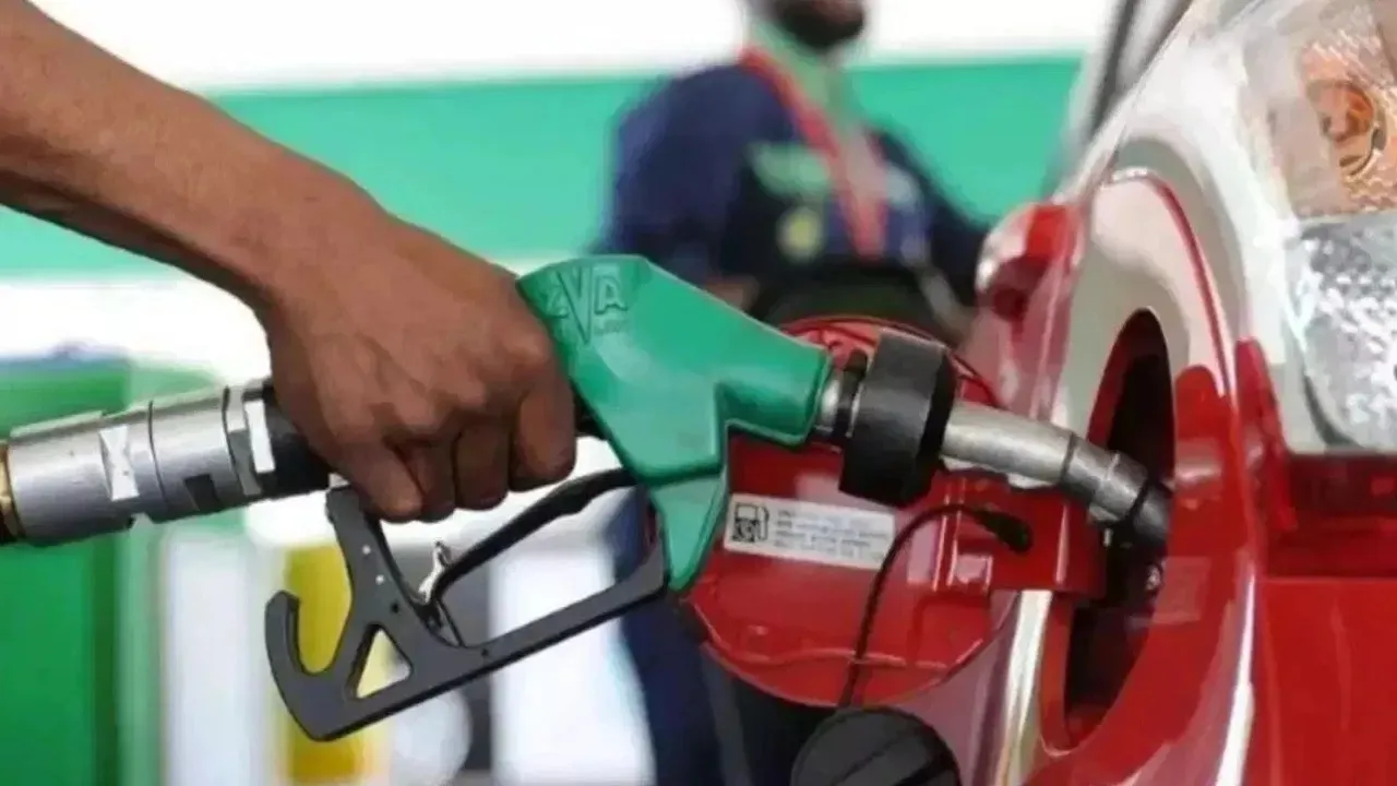 Petrol Diesel Price Today: पेट्रोल-डीजल की कीमतों में नहीं हुआ कोई बदलाव, दूर-दूर तक राहत की खबर नहीं, महंगाई की मार झेलते रहेंगे लोग