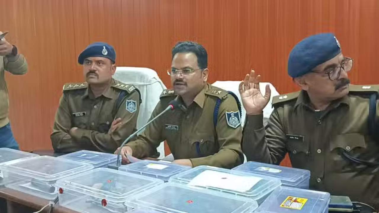 अवैध हथियार बनाने की फैक्टरी पर पुलिस की एक बड़ी कामयाबी, छापेमारी कर तीन आरोपी गिरफ्तार