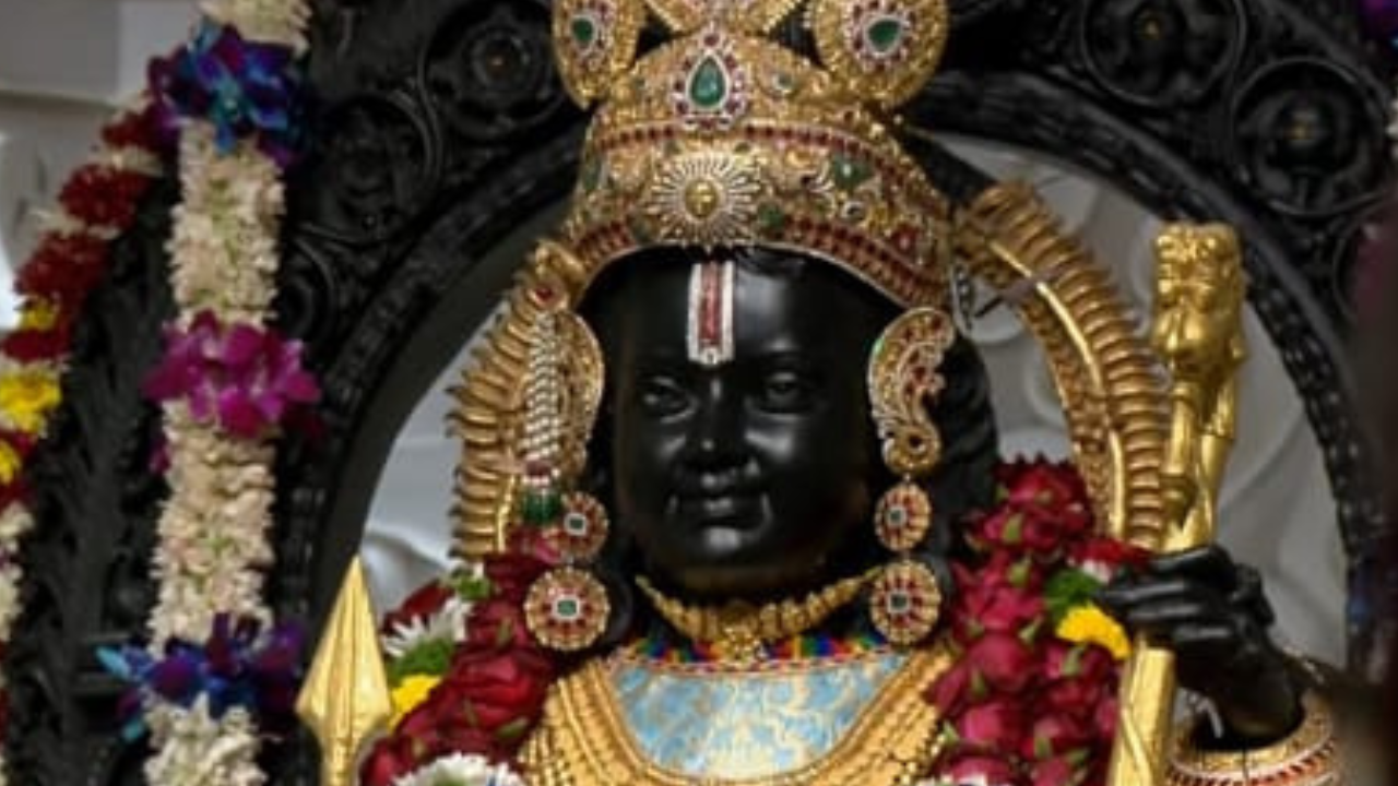 पंचामृत अभिषेक के बाद किया गया रामलला का श्रृंगार, पहनाया गया हीरो से जड़ा मुकुट