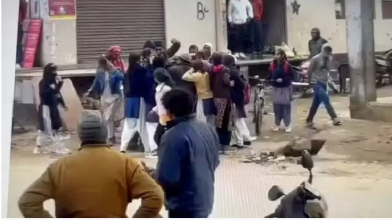 स्कूल ड्रेस में ही भिड़ गईं ‘पापा की परियां’, बाल खींच-खींचकर एक-दूसरे को पीटा; नजारा देख हर कोई हैरान