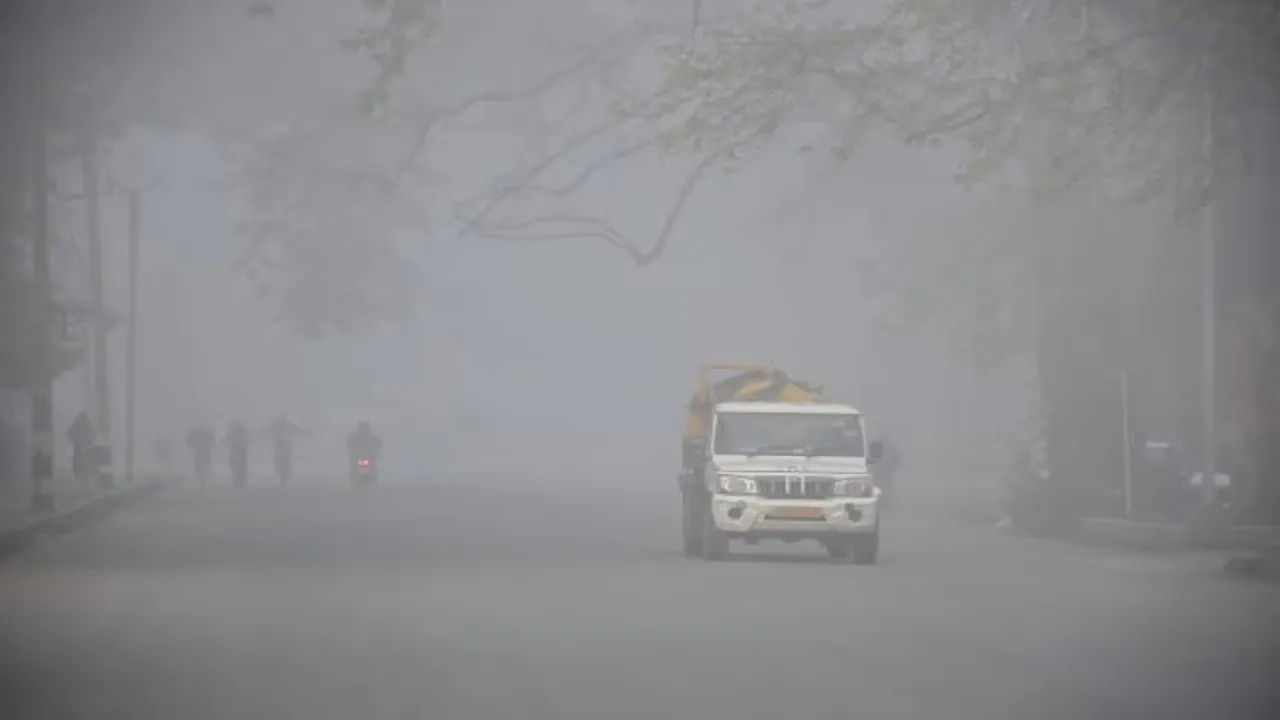 UP में मौसम फिर लेगा  U टर्न! 1 फरवरी से बढ़ेंगी ठंड, इन जिलों में छाएगा घना कोहरा