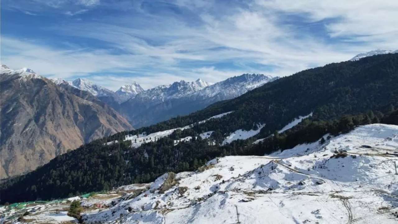 Uttarakhand Weather Update: कड़ाके की ठंड और घने कोहरे ने बढ़ाई मुसीबत, सड़क यातायात पर भी भारी असर