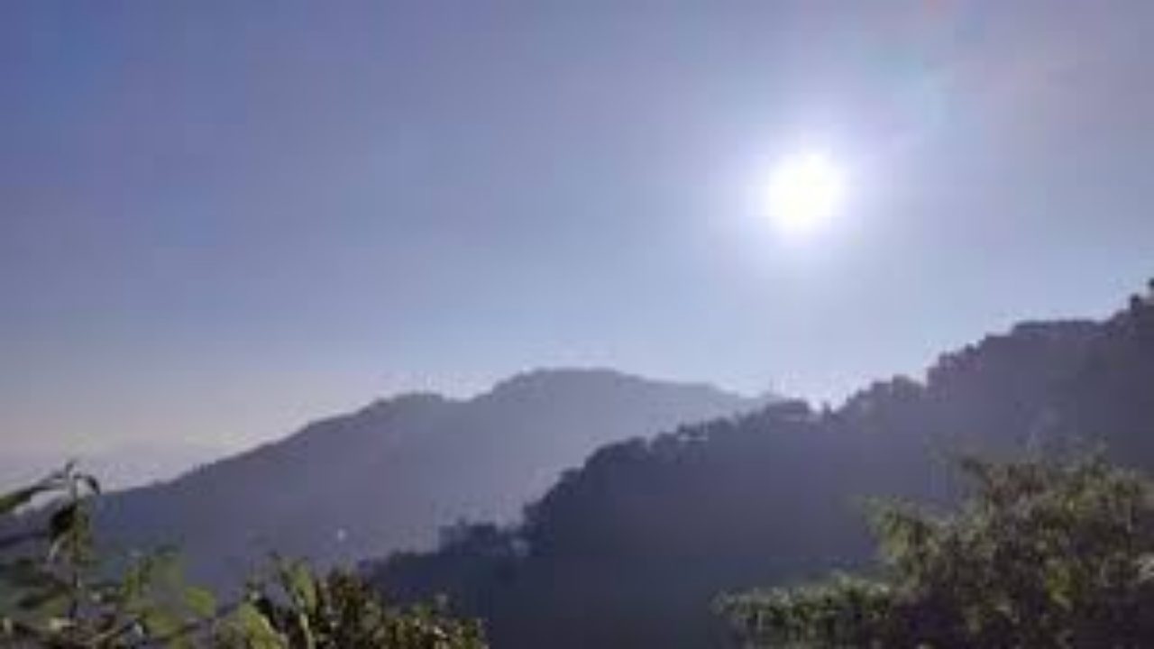 उत्तराखंड में मौसम साफ, दिन में धूप में ठंड से राहत