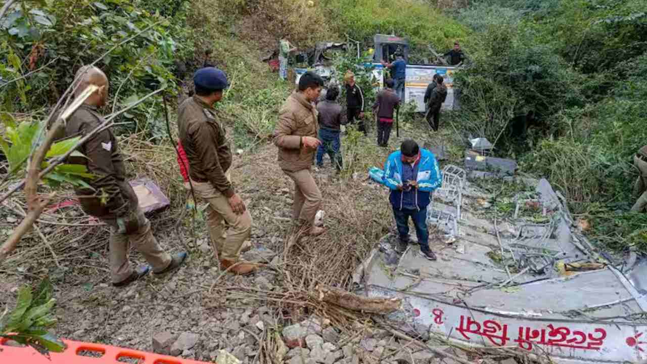 100 मीटर गहरी खाई में गिरी यात्रियों से भरी बस, चार लोगों की मौत, कई घायल