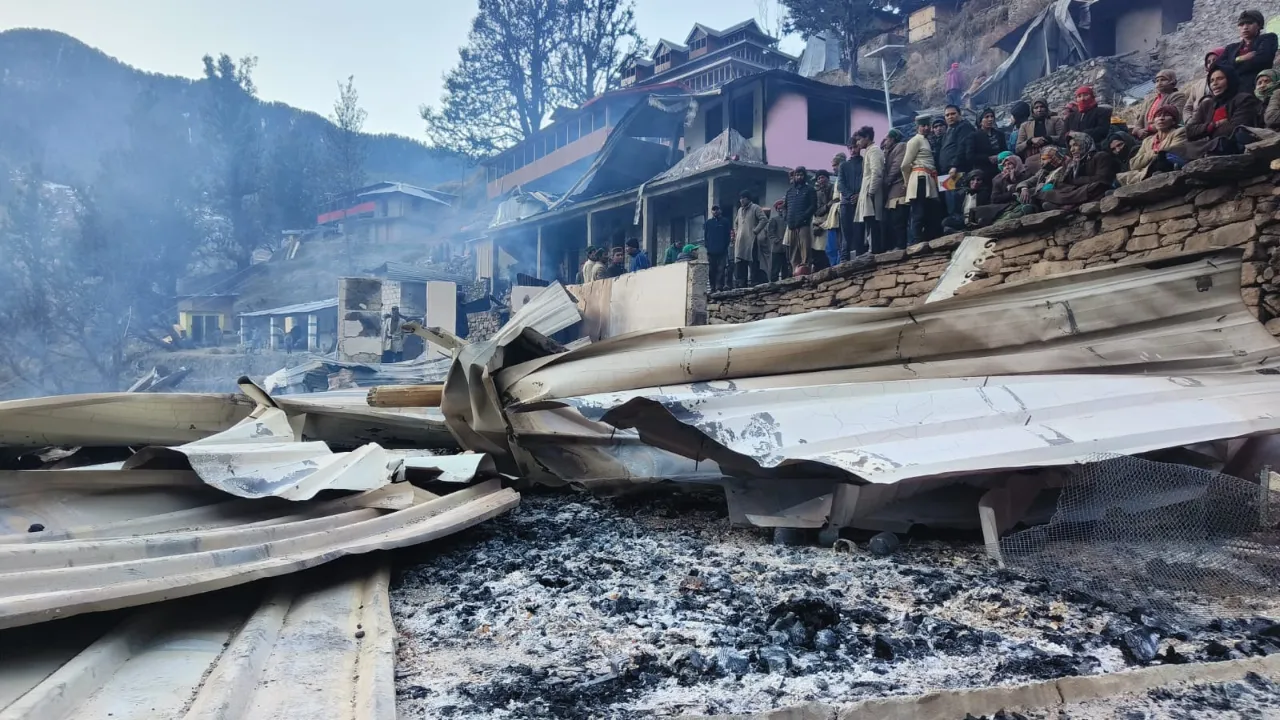 Uttarkashi Fire: आग पर काबू, 25 घर जलकर खास, 1 की मौत, 1 लापता, CM धामी ने दिए परिवारों को मदद के निर्देश