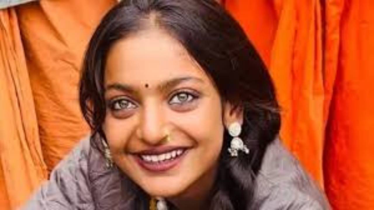 Viral Girl Monalisa: कौन है ये महाकुंभ की वायरल गर्ल मोनालिसा! फेम बनी मुसीबत, परिवार की बढ़ी परेशानी, जाने क्या है पूरा मामला