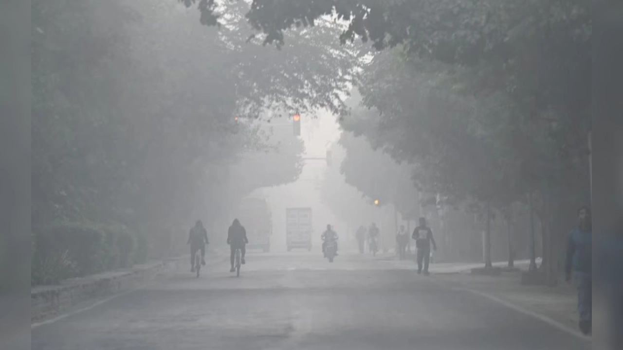 Bihar Weather Today: पटना समेत कई जिलों के तापमान में गिरावट, कोहरे से यातायात प्रभावित