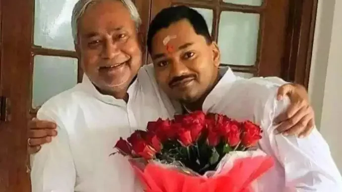 कौन है Nitish Kumar का सिंपल बेटा? बाप देश का सबसे बड़ा नेता फिर भी नहीं आती राजनीति, हर तरफ हो रही है चर्चा