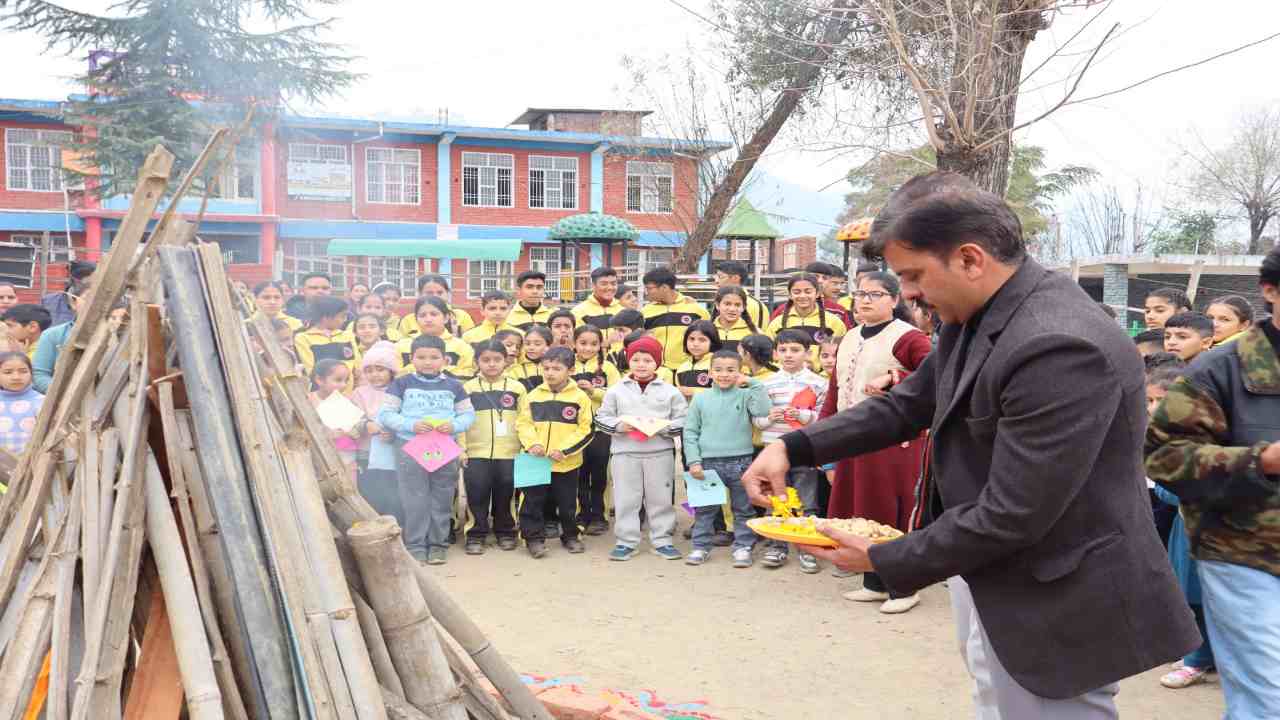  जोगिंद्रनगर में लोहड़ी पर्व धूमधाम व हर्षोल्लास के साथ  मनाया, पुरानी फसल काटने तथा नई फसल बोने के कारण….