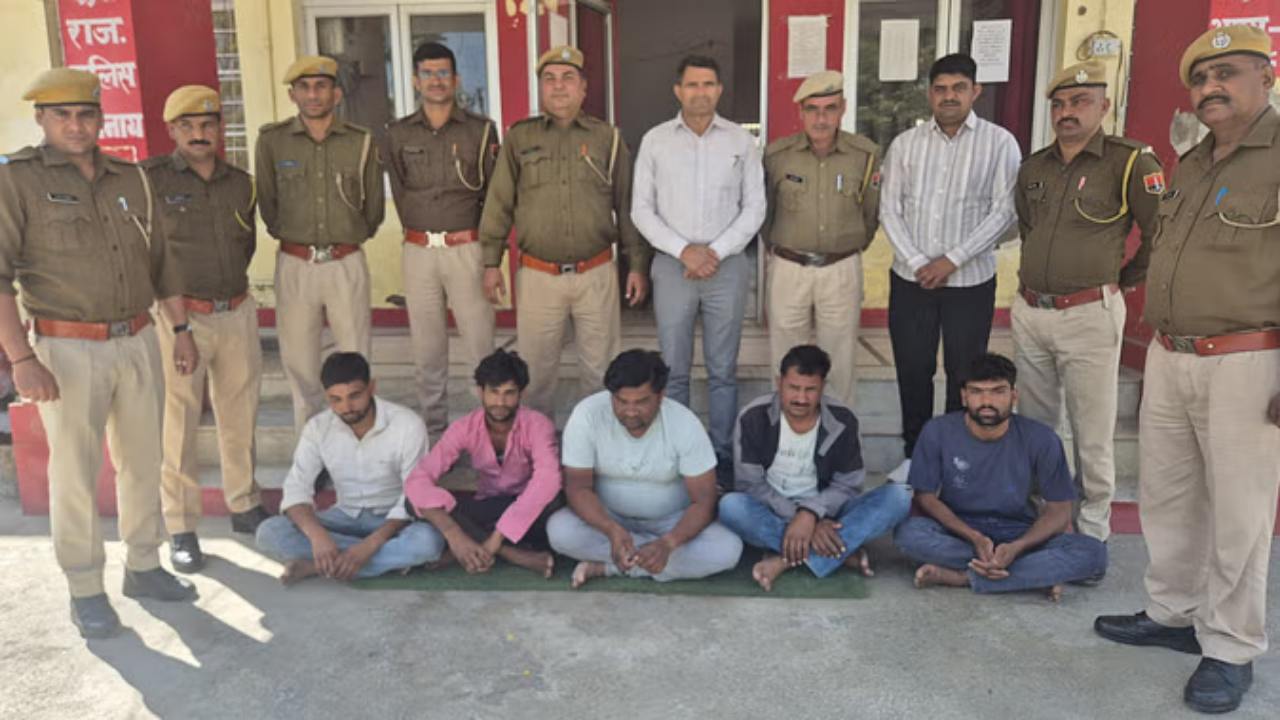 एक्शन में पुलिस, रात के अंधेरे में एक्टिव बजरी माफिया,बिना नंबर के 3 डंपर जब्त