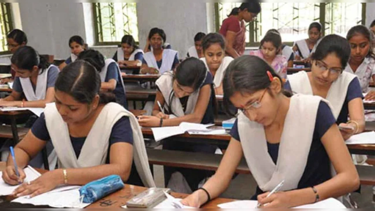 Bihar Inter Exam 2025: मधेपुरा में 8 शिक्षकों पर सख्त कार्रवाई, 24 छात्र निष्कासित, टीचर हुए सस्पेंड