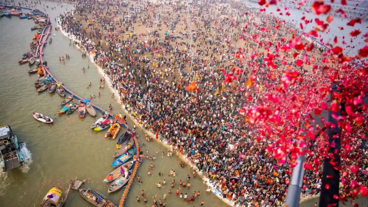 MahaKumbh Amrit Snan: महाकुम्भ में बिना भेदभाव हर वर्ग और संप्रदाय के श्रद्धालु कर रहे स्नान, बम बम भोले बोलकर झूमते नजर आए लोग