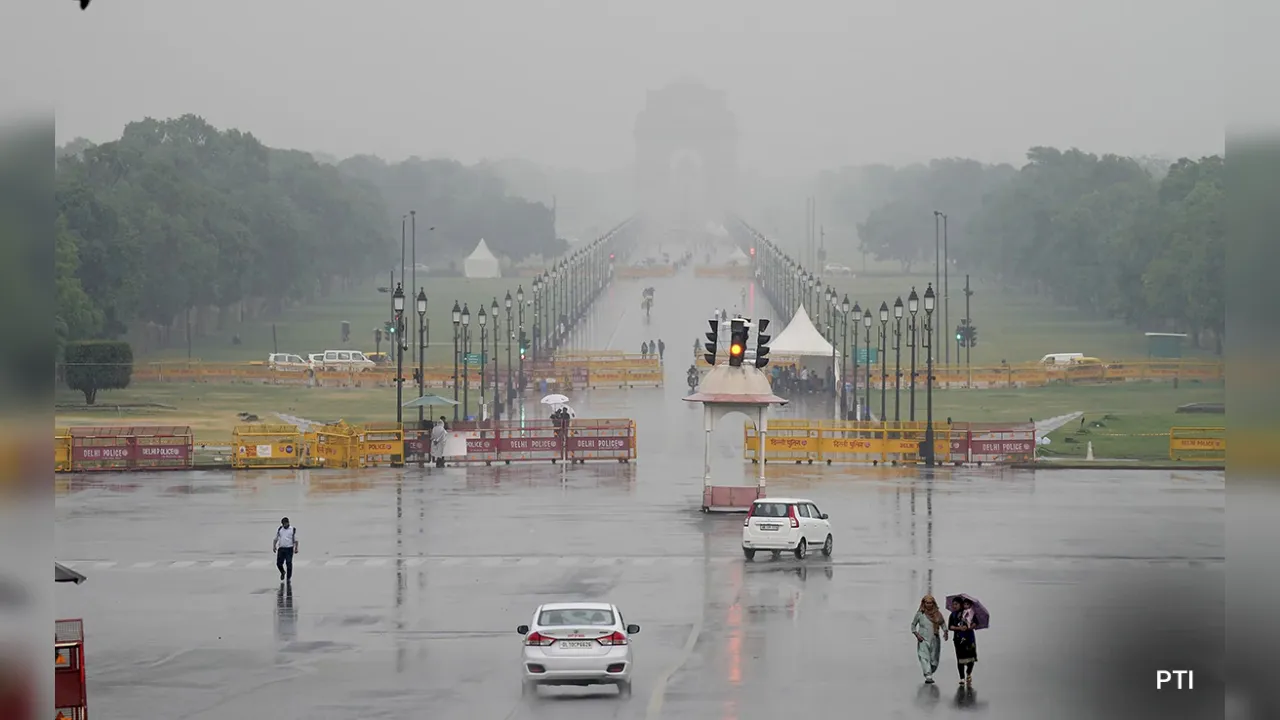 Delhi Weather News Today: दिल्ली-नोएडा में बढ़ने लगी गर्मी, होली पर हो सकती है हल्की बारिश, जानेे कैसा रहेगा आज का मौसम