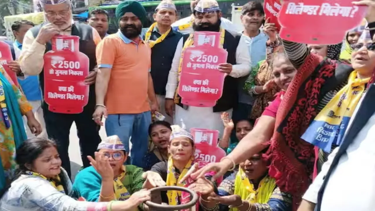 Holi से पहले दिल्ली में फटा ‘ फ्री सिलेंडर बम’, रेखा गुप्ता की नाक में दम करने का AAP ने निकाला नया तरीका, सामने आई Photo