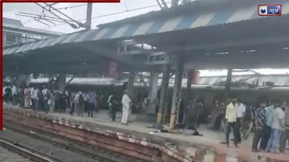 ट्रेन से लटके थे लोग…खीरे-ककड़ी की तरह गिरने लगे, भयानक हादसा देखकर कांप गई डेली सफर करने वालों की रूह