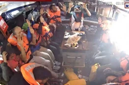 एक जहाज में बैठ चुपके से गाजा जा रही थी नोबेल प्राइज विजेता, इजरायल के सैनिकों ने बीच समुद्र में चारों तरफ से घेरा, फिर…, वीडियो हो रहा है वायरल