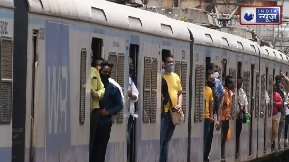 मुंबई रेल हादसे के बाद रेलवे का बढ़ा ऐलान, लोकल ट्रेनों में अब लगाए जाएंगे ऑटोमेट‍िक डोर, रेक को फिर से किया जाएगा डिजाइन