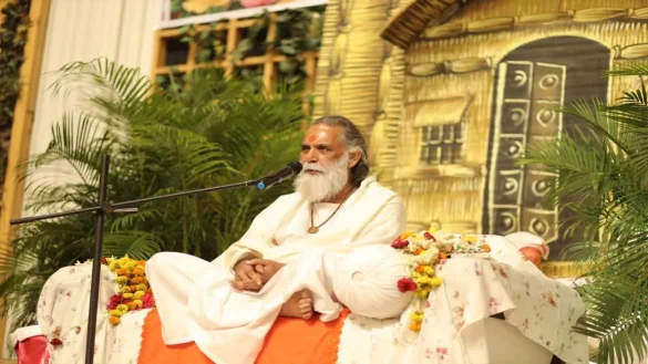 गीता मनीषी स्वामी ज्ञानानंद महाराज ने बताया ‘व्यास पूजा’ और ‘व्यास पीठ’ का महत्व, महाराज बोले – गुरु अपने भक्तों को कभी भी ‘गिरने’ नहीं देता 