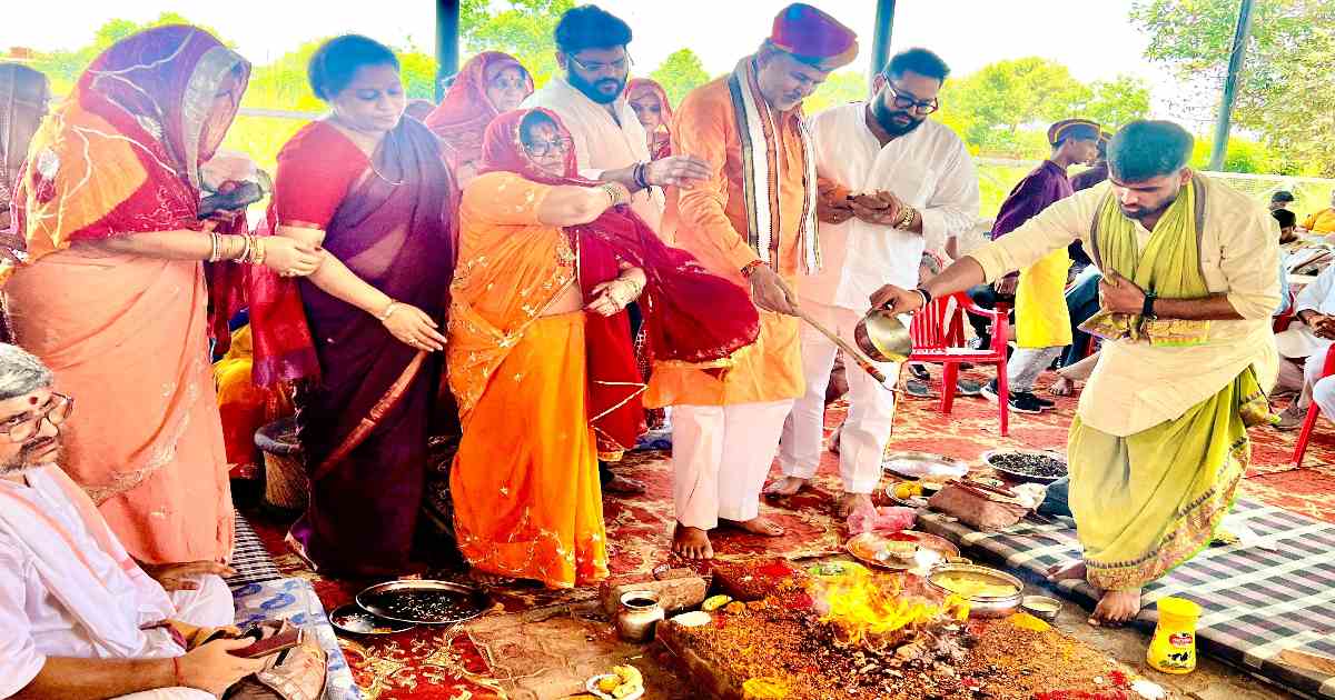 पूर्व शिक्षा मंत्री प्रो रामबिलास शर्मा ने जन्मदिन पर किया यज्ञ, बोले – यज्ञ से नकारात्मक ऊर्जा का होता है नाश, देश-प्रदेश से दिग्गज नेताओं और संतों ने दी शुभकामनाएं