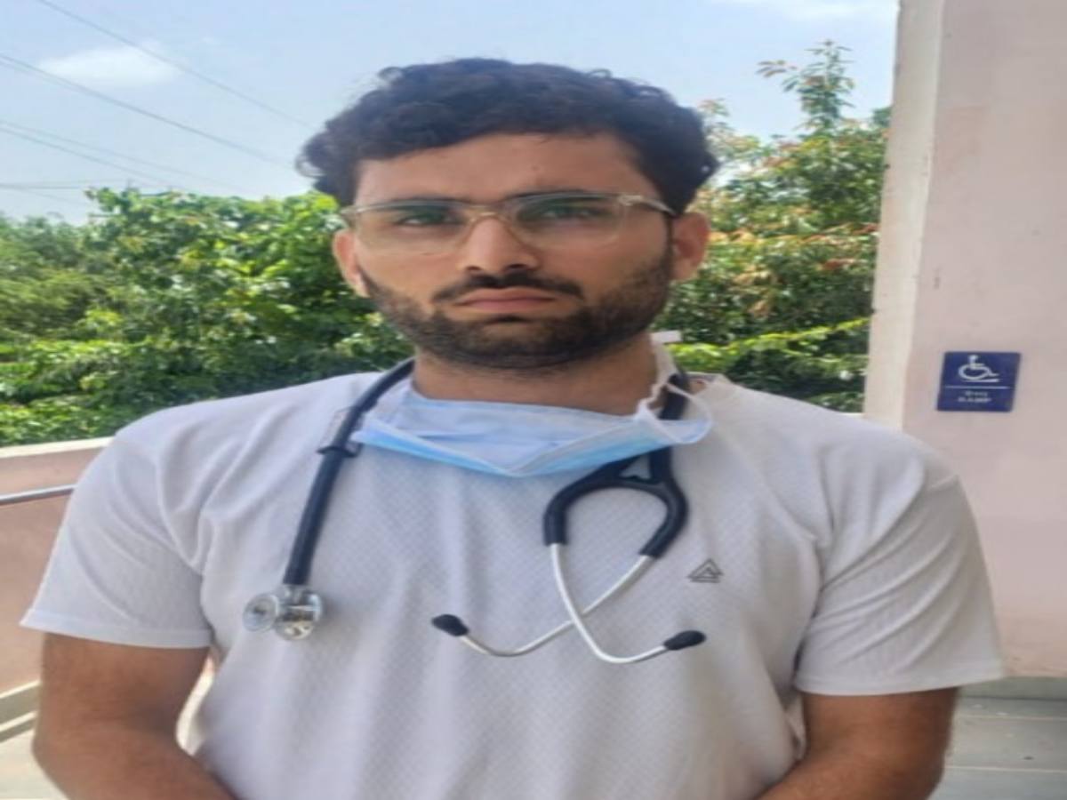 रोहतक पीजीआईएमएस की ओपीडी में फर्जी डॉक्टर बन कर रहा था मरीजों का इलाज, शक होने पर सिक्योरिटी गार्ड ने पकड़कर किया पुलिस के हवाले, जानें पूरा मामला
