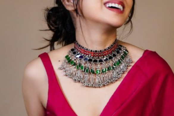 स्लीवलेस लुक में लगें गॉर्जियस – फॉलो करें ये आसान फैशन टिप्स