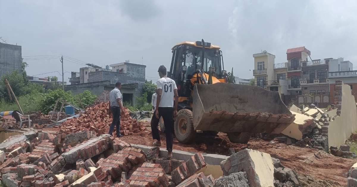 घरौंडा में चार अवैध कॉलोनियों पर चला डीटीपी का पीला पंजा, अवैध कॉलोनियों व अवैध निर्माणों के विरुद्ध किसी प्रकार की कोताही नहीं बरती जाएगी