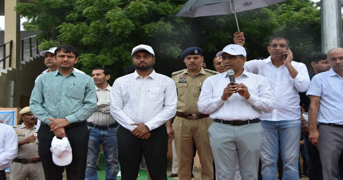 शिक्षा मंत्री ढांडा के साथ बच्चों ने ली खेल और स्वच्छता की शपथ, मंत्री बोले-मेजर ध्यानचंद ने अपनी प्रतिभा और मेहनत से देश को हॉकी में विश्व पटल पर गौरवान्वित किया