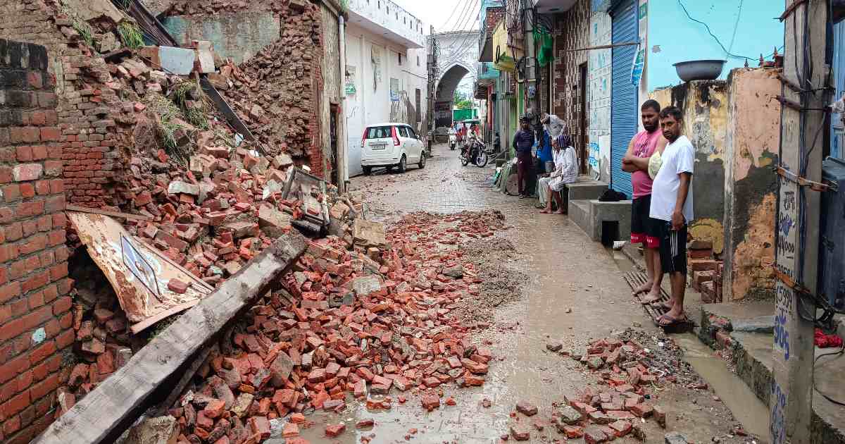गली में खेल रहे थे बच्चे तभी हो गया बड़ा हादसा, लगातार बारिश की वजह से गिरा खाली पड़ा मकान, मचा हड़कंप