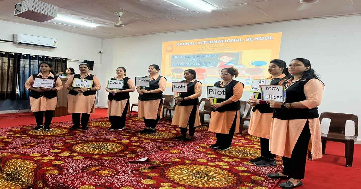 अनुशासन, स्वच्छता और सम्मान की ओर प्रेरित करता करनाल इंटरनेशनल स्कूल का प्रेरणादायक नाटक, दो विपरीत कक्षाओं का किया गया चित्रण