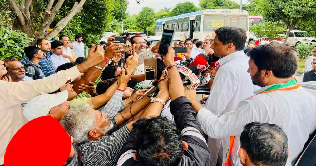 सांसद दीपेन्द्र हुड्डा ने मदनलाल ढींगरा की शहादत को किया नमन, सरकार पर साधा निशाना, बोले -हरियाणा में कानून-व्यवस्था चौपट, सरकार अपराधियों के सामने बेबस