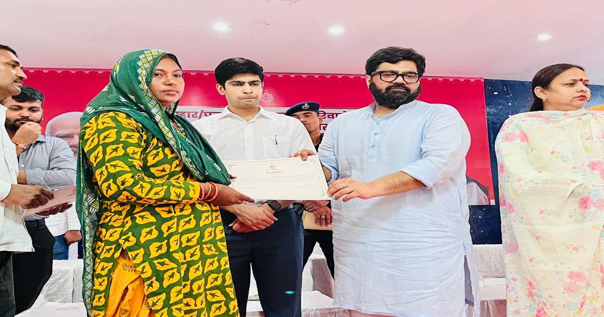 सांसद कार्तिकेय शर्मा ने प्रजापति समुदाय के लाभार्थियों को वितरित किए पात्रता प्रमाण पत्र, कहा – प्रजापति समुदाय को पुश्तैनी व्यवसाय चलाने के लिए मिलेगा लाभ