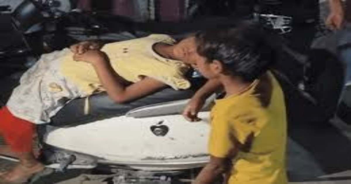 युवक के साथ लिव इन में रह रही माँ पर दो बच्चियों पर घर से निकालने का आरोप, दोनों बच्चियों को रोता देख थाने लेकर पहुंचे पड़ोसी