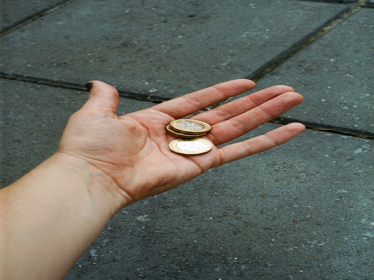 sadak par gire huye pise uthaye ya nahi - Photo Gallery