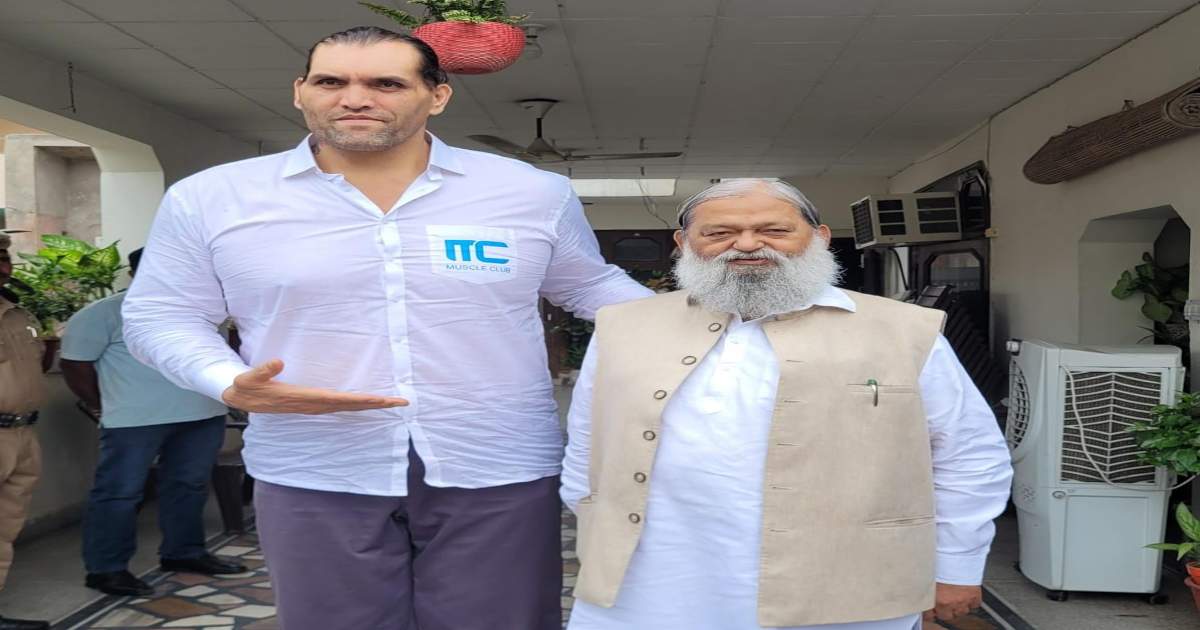 मंत्री अनिल विज का हालचाल जानने पहुंचे WWE के पूर्व रेस्लर द ग्रेट खली, विज को अपना बड़ा भाई और आदर्श मानते हैं द ग्रेट खली