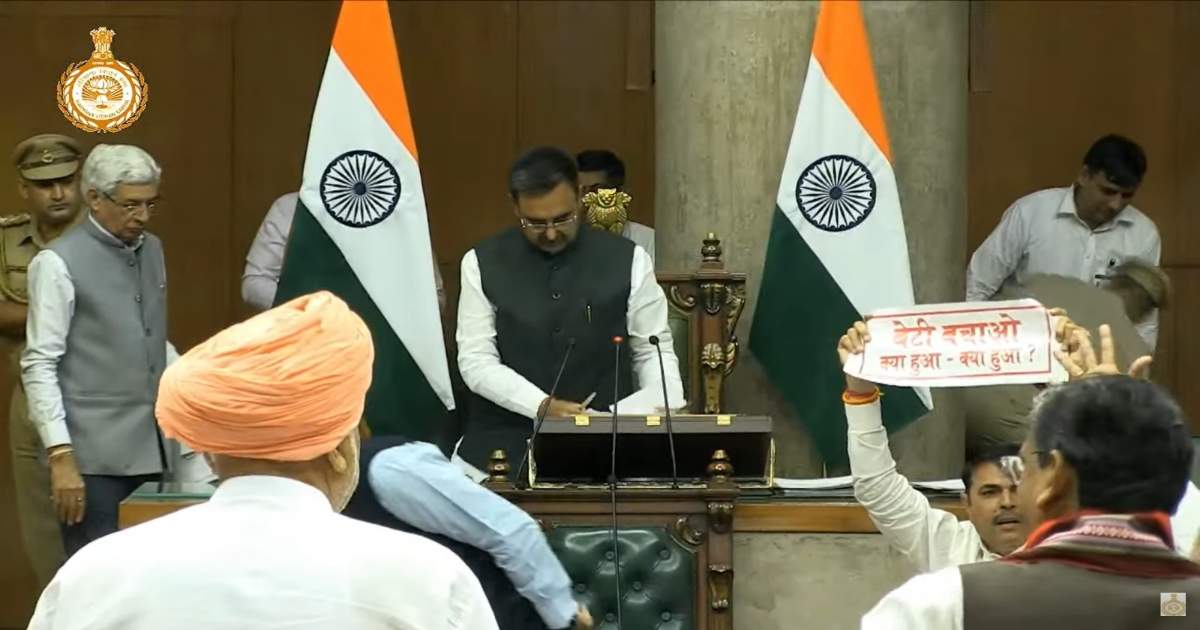 विधानसभा का मानसून सत्र में मनीषा मौत मामले पर कांग्रेस का हंगामा, बेटी बचाओ के पोस्टर लेकर नारेबाजी, सदन स्थगित