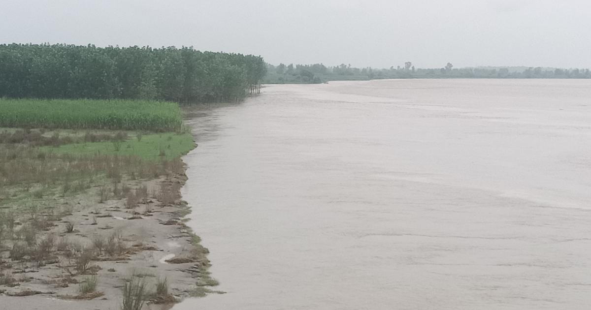 हथिनी कुंड बैराज से लाखों क्यूसेक पानी छोड़े जाने को लेकर हरकत में आया प्रशासन, यमुना के साथ लगते गांव के लोगों से यमुना की तरफ ना जाने की अपील