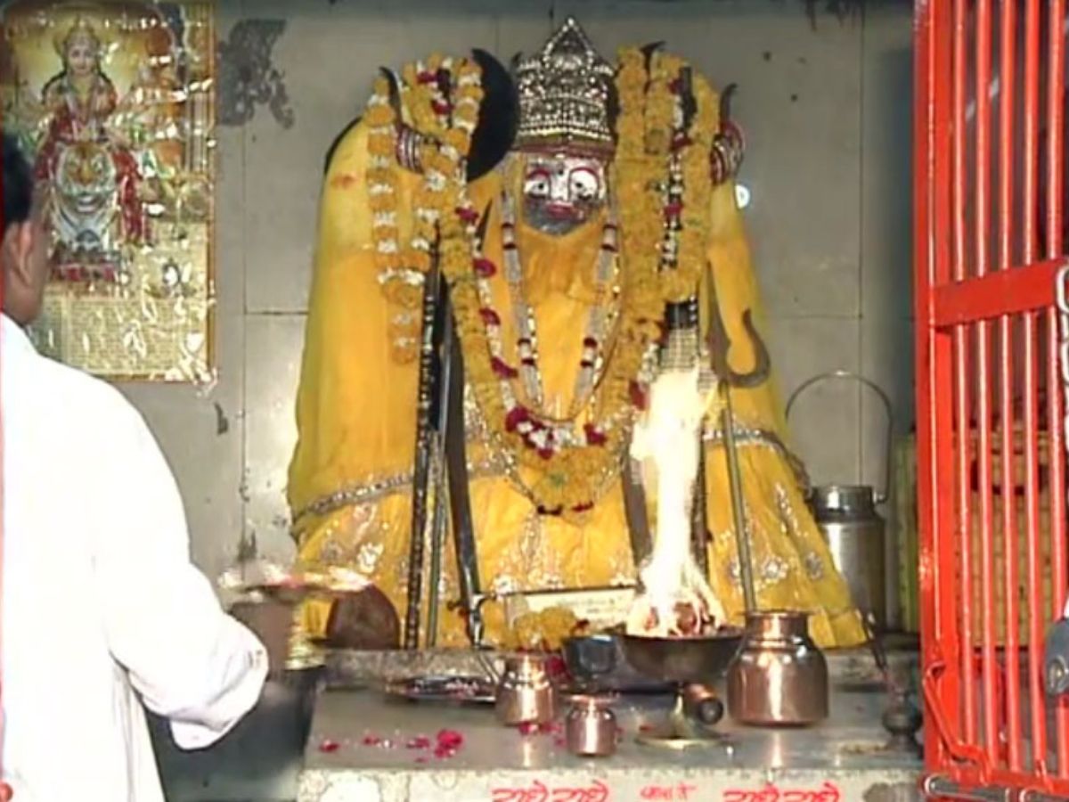 Navratri 2025: इस नवरात्रि मां के इस मंदिर के दर्शन करना ना भूले, जहाँ सिर्फ़ आलता चढ़ान से बरसती है संपत्ति - Gallery Image