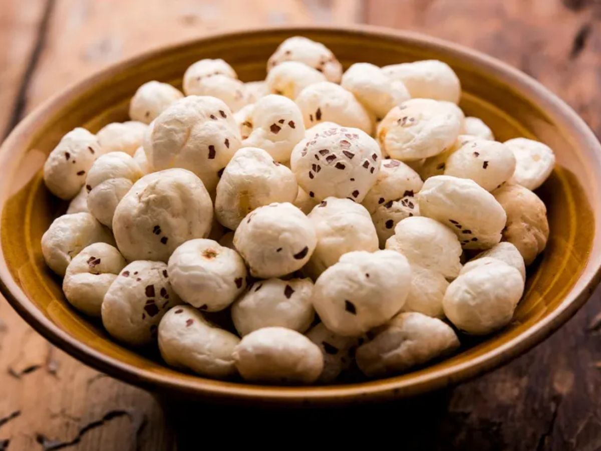 कब्ज़ और वजन बढ़ाने में है मददगार, घर पर बनाए ये आसान क्रंची गुड़ मखाना जो है स्वादिष्ट भी और हेल्थी भी - Gallery Image