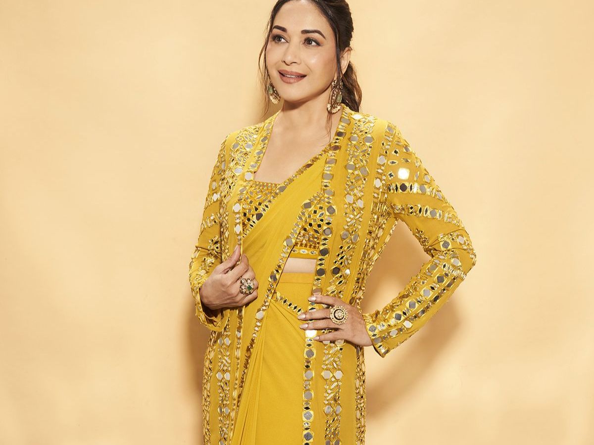 इस करवा चौथ और दिवाली पर भीड़ में भी दिखना सबसे अलग तोट ट्राय  करे कोटि स्टाइल वाले ब्लाउज डिज़ाइन - Gallery Image