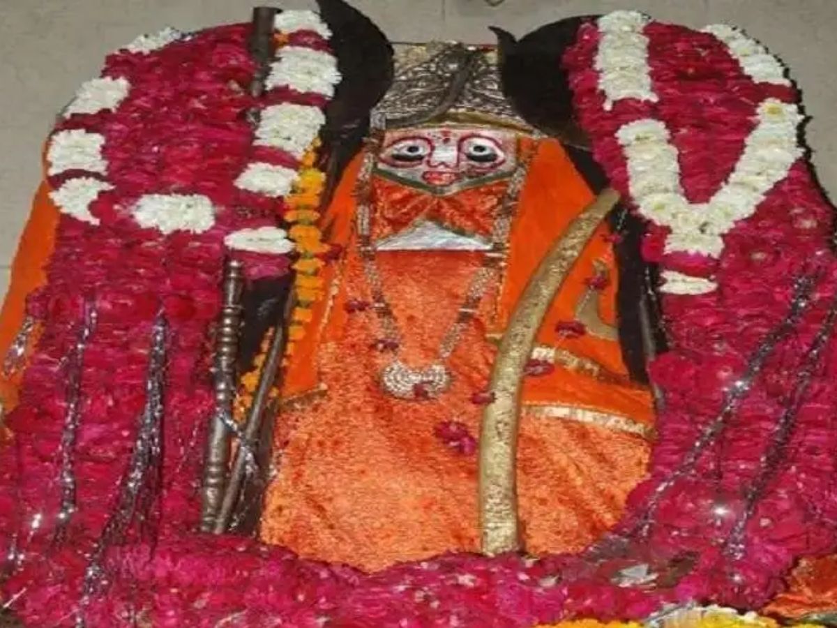 Navratri 2025: इस नवरात्रि मां के इस मंदिर के दर्शन करना ना भूले, जहाँ सिर्फ़ आलता चढ़ान से बरसती है संपत्ति - Gallery Image