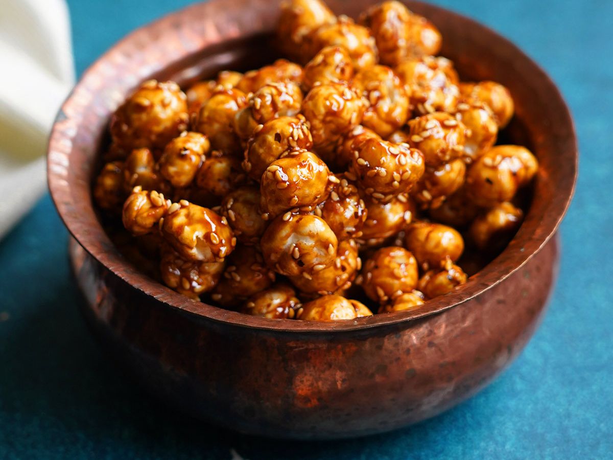 कब्ज़ और वजन बढ़ाने में है मददगार, घर पर बनाए ये आसान क्रंची गुड़ मखाना जो है स्वादिष्ट भी और हेल्थी भी - Gallery Image